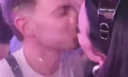 Alkolün dozunu kaçıran şarkıcı, hayranıyla öpüştü! O görüntüler sosyal medyada gündem oldu