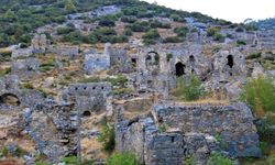 Antik kente yapılan uygunsuz binanın bir bölümü kaldırıldı