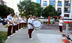 Karşıyaka Belediye Bandosu’ndan coşku dolu sokak konserleri