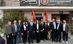 Deniz Yücel ve Başkan Eşki Bornova Arnavutları Derneği’nde hukuksuzluklara karşı dayanışma mesajı verdi