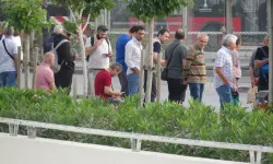 İzmir'de grevin ikinci gününde duraklarda yine yoğunluk oluştu