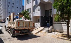 İzmir Büyükşehir Belediyesi evi zarar gören aileyi Uzundere konutlarına taşıdı