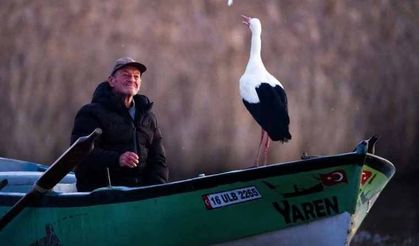 Dostluk kaldığı yerden devam ediyor... Yaren Leylek 14. kez Balıkçı Adem’in yanında