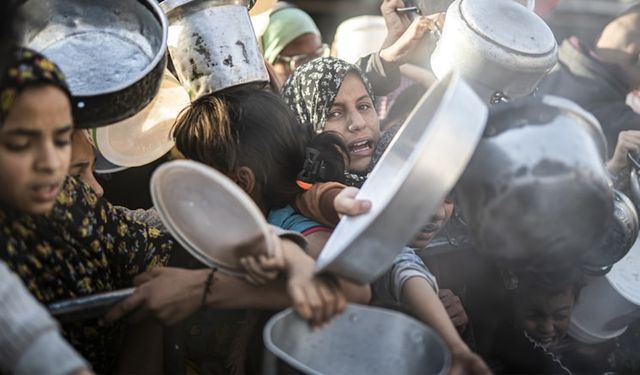 Gazzeliler aç, gıda yardımları sınırı geçemiyor