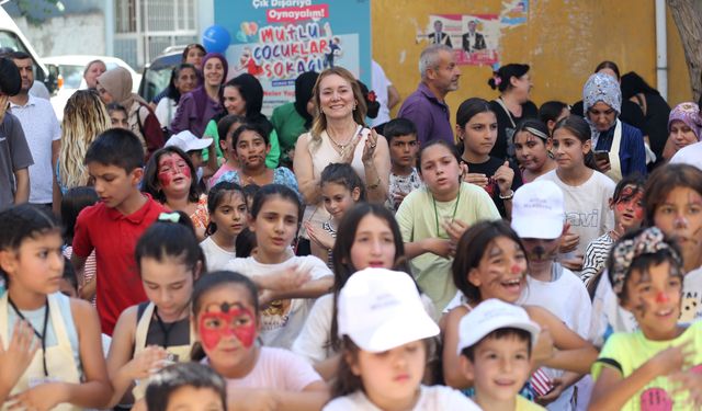 ‘Mutlu Çocuklar Sokağı’ ile Konak’ta sokaklar çocukların oyun alanı oldu