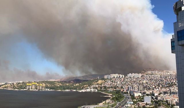 Dumanlar İzmir'in her yerinden görünüyor: Yamanlar'daki yangına müdahale sürüyor