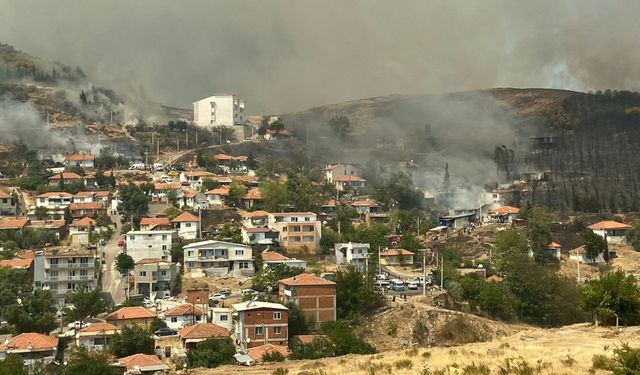 İzmir'in Yamanlar Dağı'nda çıkan orman yangınının yerleşim yerlerine ulaştığı bildirildi