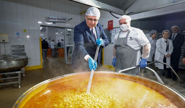 Tugay aşevinde yemek hazırlığına katıldı