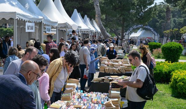 İZKİTAP hafta sonunda binlerce kitapseveri ağırladı