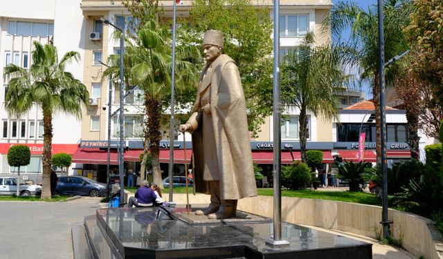 Narlıdere Belediyesi, Atatürk Anıtı’nı Bakıma Aldı