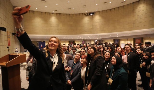 Karşıyaka'da nostaljik yolculuk: ‘Kibrit Çakıyorsun Karanlıkta’