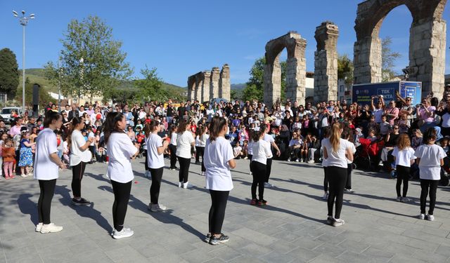 İzmir Çocuk ve Gençlik Tiyatroları Festivali Efes Selçuk’ta Renkli Görüntülere Sahne Oldu