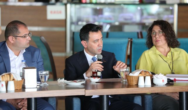 Başkan Önal, muhtarlarla buluştu “Daha güzel bir Bayraklı için çalışıyoruz”