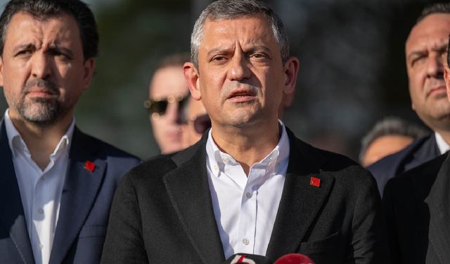 AKM'deki Anma Töreni Çıkışında Özgür Özel'e Yumruklu Saldırı!