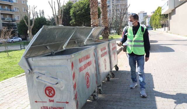 Bayraklı'da haşereyle mücadele sürüyor