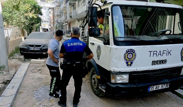 Bayraklı'da hurda araçlar kaldırılıyor