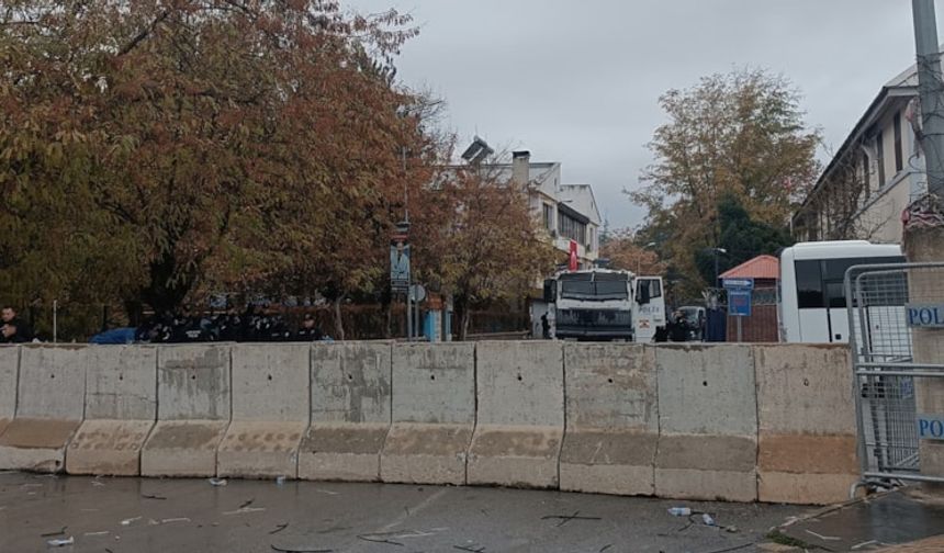 Kayyum atanan belediyenin girişi beton bariyerle kapatıldı