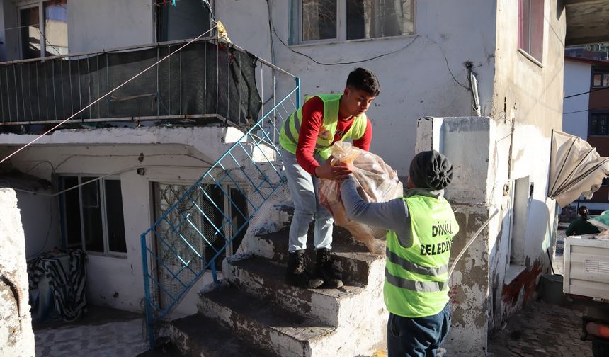 Dikili Belediyesi, ihtiyaç sahibi vatandaşların yuvalarını ısıtmaya devam ediyor