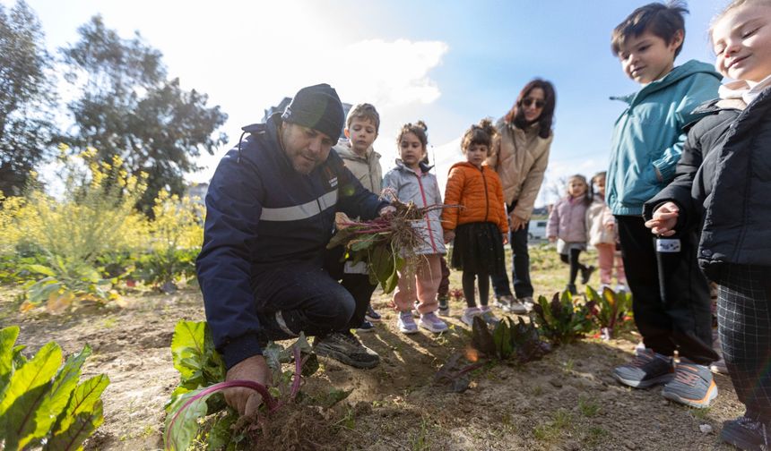 Karşıyaka’da anaokulu öğrencileri bostanda üretimi deneyimledi