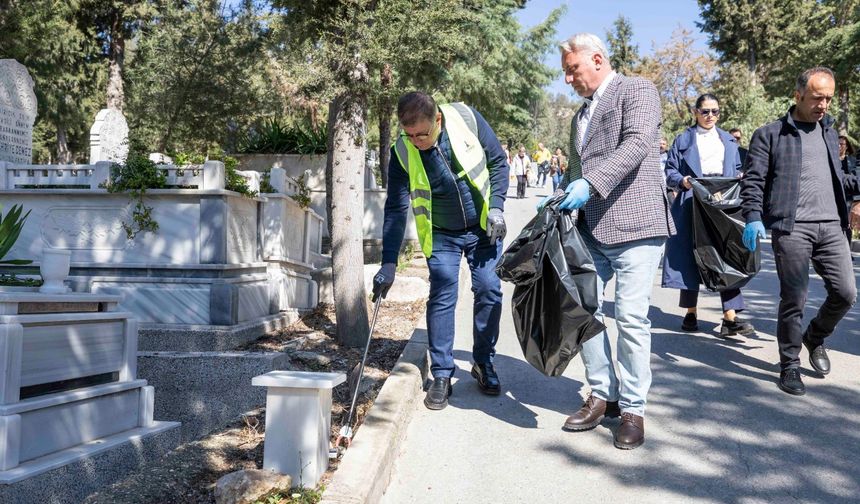 Tugay İzmirlilerle mezarlıkta çevre temizliği yaptı