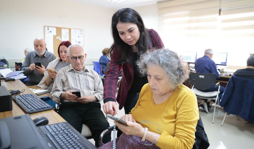 Konak’tan ileri yaştakilere akıllı telefon kullanma kursu