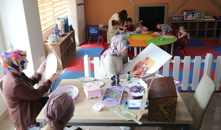 Bayraklı'da anneler üretiyor, çocuklar keşfediyor