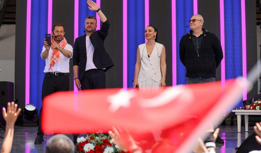 Buca’nın Zeki-Metin Amfi Tiyatrosu’na görkemli açılış