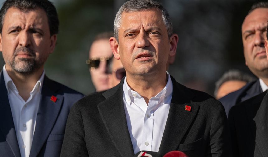 AKM'deki Anma Töreni Çıkışında Özgür Özel'e Yumruklu Saldırı!