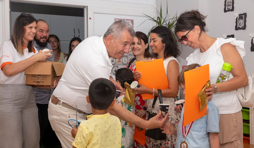 ''Öğrencilere Dondurma ve Hamburger''