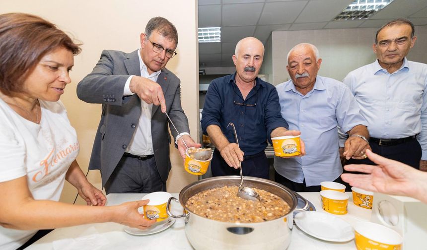 Başkan Tugay aşure bereketini paylaştı